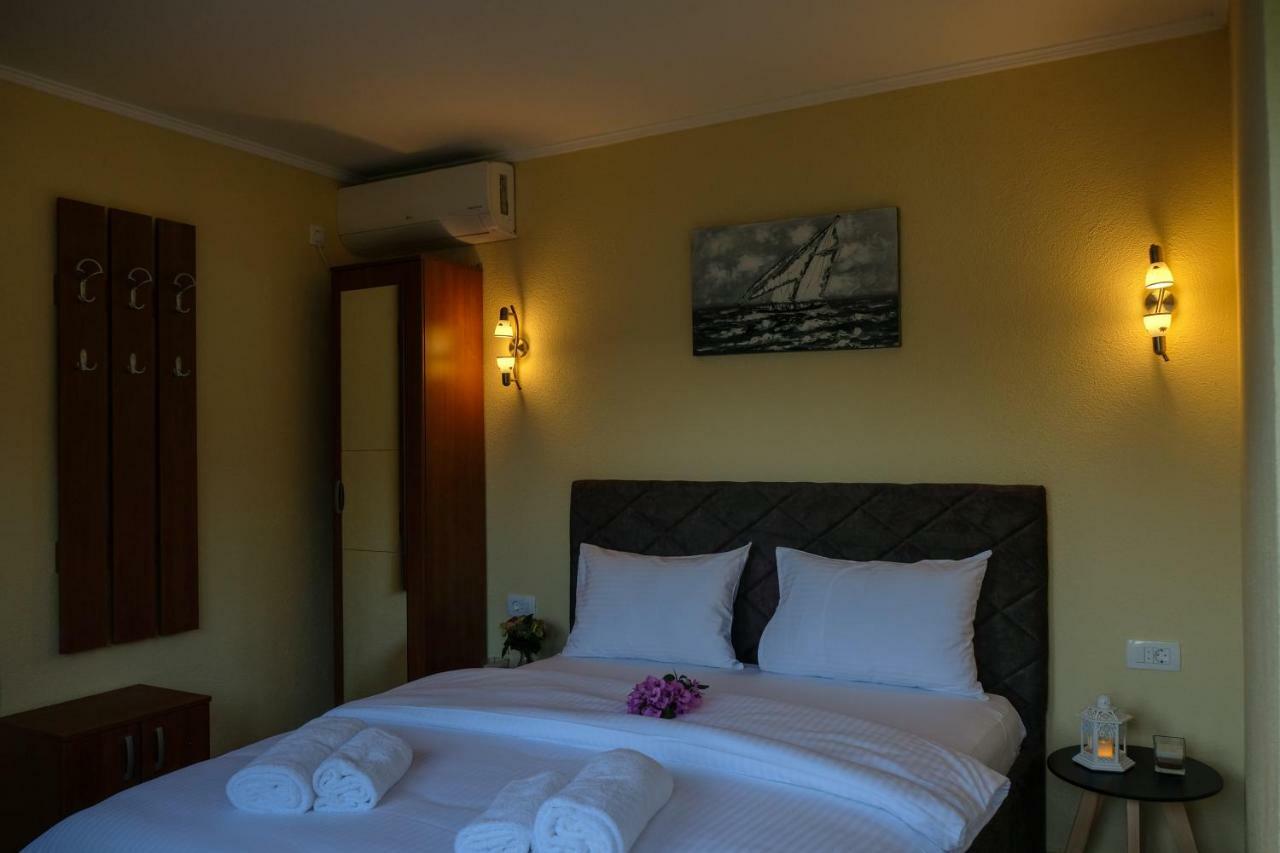 Villa & Apartments Perasto Extérieur photo